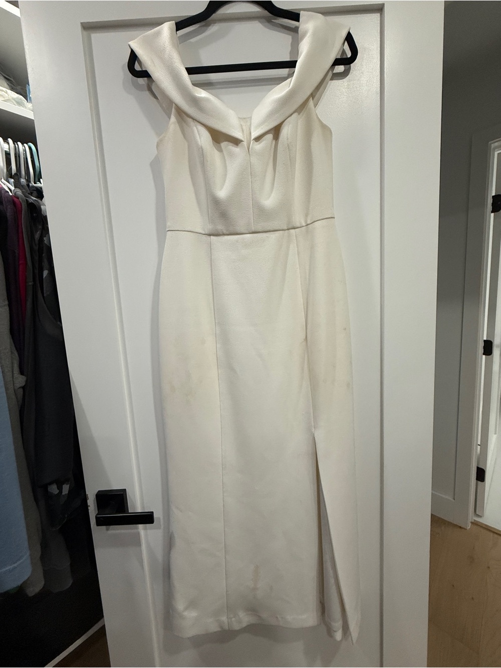 Vince Camuto | Elegant Off-White Crepe Dress with Off-Shoulder Fold